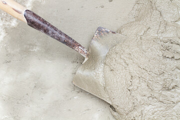 Cemento concreto preparado junto a una pala. Vista superior - obrazy, fototapety, plakaty