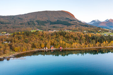 Obraz premium Norwegian Cabins on the Shore of a Fjord