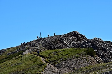 白馬岳　小蓮華岳に向かって続く登山道と小蓮華岳に登頂した登山客