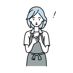 立ってスマートフォンを操作して何かに気づいて驚いたカフェ店員の女性