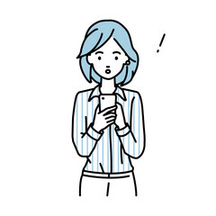 立ってスマートフォンを操作して何かに気づいて驚いたブラウスの女性