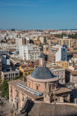 Fototapeta na wymiar Vista aérea del centro histórico de la ciudad de Valencia, con la cúpula de la Real Basílica De Nuestra Señora De Los Desamparados