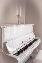 Weißes Klavier