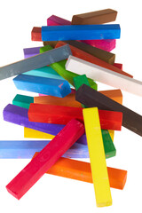 Bunte Kreidestücke in allen Farben liegen übereinander.