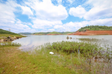 represa em seca com crise hídrica. 