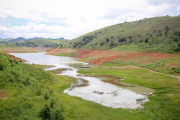 Fototapeta na wymiar represa em seca com crise hídrica. 