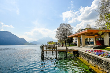Fototapeta premium Weggis, Vierwaldstättersee, Seeufer, Dorf, Schiffssteg, Schifffahrt, Rigi, Bürgenstock, Buochshorn, Pilatus, Luzern, Wanderweg, Weggiserbecken, Stanserhorn, Frühling, SchweizSchweiz