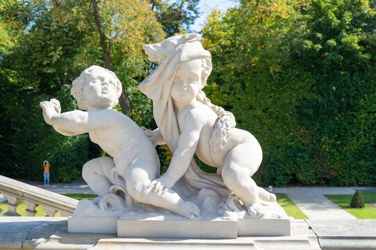 Rokokowe rzeźby. Pałac w Wilanowie, Warszawa, ogr&oacute;d. Putta. 