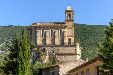 Fototapeta na wymiar Church of Pierrelongue on a rocky peak in the Drome.