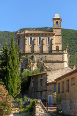Fototapeta na wymiar Church of Pierrelongue on a rocky peak in the Drome.