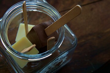 desery czekolada maliny gruszki lody czekoladowe