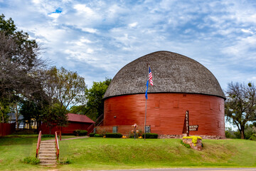 Route 66 Famous Round Barn in Arcadia, OK - Built in 1910 - obrazy, fototapety, plakaty