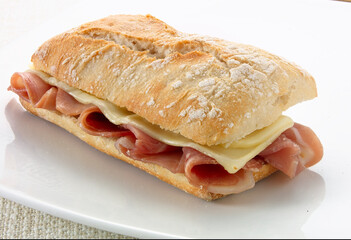 Baguette  de jamón y queso, sándwich, bocadillo. Ham and cheese baguette, sandwich, snack.