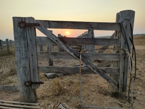 Atrav&eacute;s da porteira