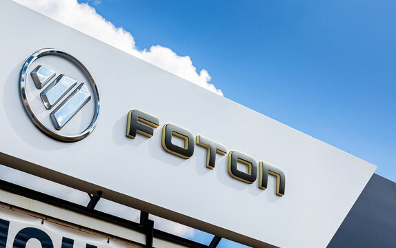 Foton logo on a dealership building