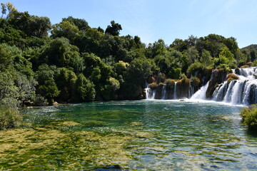 Visite du Parc National de Krka, pr&egrave;s de Split. Cours d'eau, Cascade, promenade dans les bois et dans la nature.