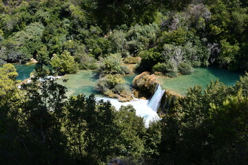 Visite du Parc National de Krka, pr&egrave;s de Split. Cours d'eau, Cascade, promenade dans les bois et dans la nature.