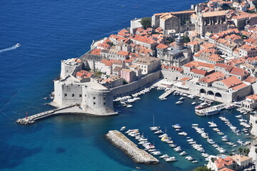Vieille ville de Dubrovink, Croatie, photographi&eacute;e depuis le point haut. On y distingue le port et les remparts.