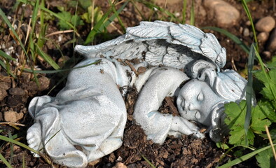 Steinengelchen schläft auf der Erde