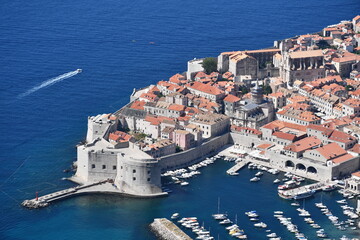 Vieille ville de Dubrovink, Croatie, photographi&eacute;e depuis le point haut. On y distingue le port et les remparts.