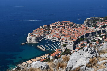 Vieille ville de Dubrovink, Croatie, photographi&eacute;e depuis le point haut. On y distingue le port et les remparts.