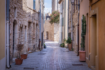 Fototapeta na wymiar narrow street in old port city of Antibes, France