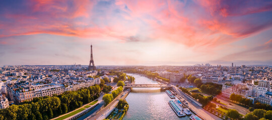 Luchtpanorama van Parijs met de rivier de Seine en de Eiffeltoren, Frankrijk. Romantische zomervakantie vakantiebestemming. Panoramisch uitzicht boven historische Parijse gebouwen en bezienswaardigheden met avondrood