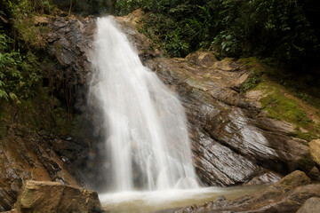 Cachoeira de queda d´água cristalina, rio e pedras lisa. Paisagem das serras e céu do município...
