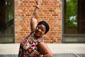 Linda mulher negra brasileira de turbante, resistência, empoderamento e elegância - Beautiful black Brazilian woman in turban, strength, empowerment and elegance - Afro black culture