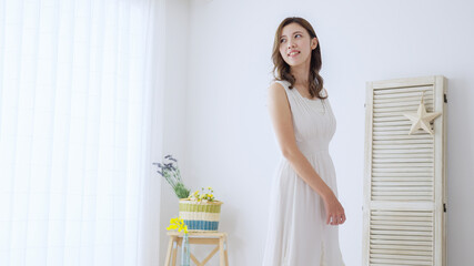 白いワンピースを着た若い女性