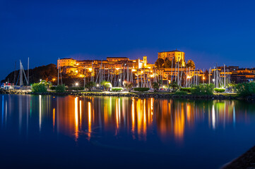 Obraz premium Nightview of the village of Capodimonte on the Bolsena Lake