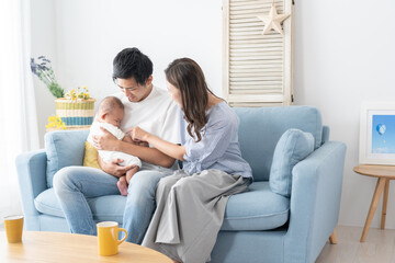 赤ちゃんを寝かしつけるパパ（育児・子育て・家族・ファミリー・イクメン）