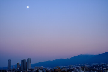 中秋の名月。六甲山上に浮かぶ