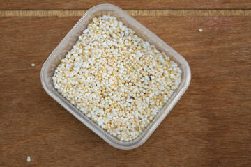 SALUDABLE ALIMENTO ALTO EN PROTEINAS PERFECTO PARA ENSALADAS, AMARANTO CON FONDO DE MADERA