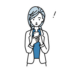 立ってスマートフォンを操作して何かに気づいて驚いたジャケットの女性