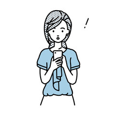 立ってスマートフォンを操作して何かに気づいて驚いたオフィスカジュアルの女性