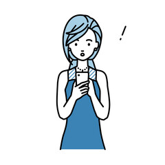 立ってスマートフォンを操作して何かに気づいて驚いたドレスの女性