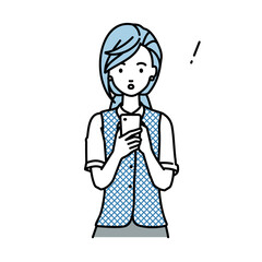 立ってスマートフォンを操作して何かに気づいて驚いた事務員制服の女性