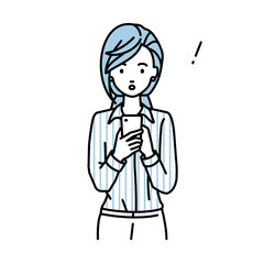 立ってスマートフォンを操作して何かに気づいて驚いたブラウスの女性