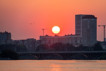 Naklejka premium Sunset on a pond in the center of the city. Yekaterinburg, Russia