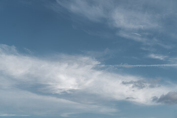 Naklejka na ściany i meble nubes poco cargadas en cielo azul despejado