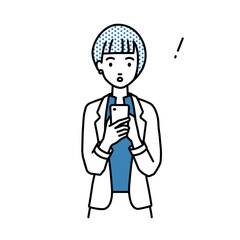 立ってスマートフォンを操作して何かに気づいて驚いたジャケットの女性