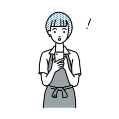 立ってスマートフォンを操作して何かに気づいて驚いたカフェ店員の女性