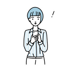 立ってスマートフォンを操作して何かに気づいて驚いたブラウスの女性