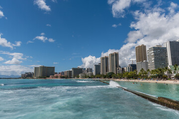 Fototapeta premium Scenic panoramic Waikik Beach vista on a beautiful sunny, Honolulu, Oahu, Hawaii