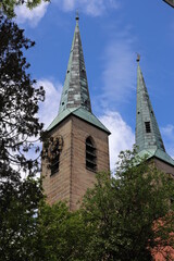 Fototapeta na wymiar St. Laurentiuskirche in Neuendettelsau in Franken Kirchtürme Türme