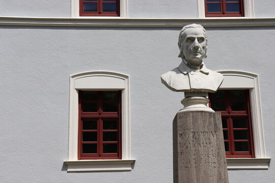 Wilhelm L&ouml;he Denkmal vor seinem Pfarrhaus in Neuendettelsau in Franken
