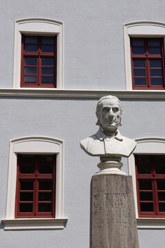 Wilhelm L&ouml;he Denkmal vor seinem Pfarrhaus in Neuendettelsau in Franken