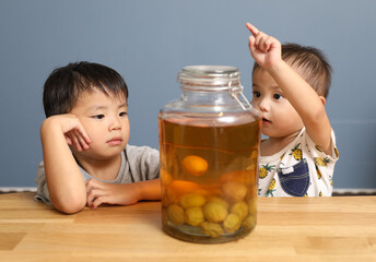 梅酒の瓶で盛り上がる男の兄弟。