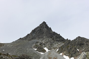 雪の残る槍ヶ岳